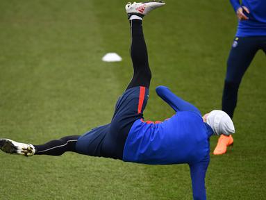 Aksi pemain PSG, Angel Di Maria melakukan pemanasan saat sesi latihan jelang leg kedua Liga Champions melawan Real Madrid di Ooredoo training center, Saint-Germain-en-Laye,Paris, (5/3/2018). Leg pertama PSG kalah 1-3. (AFP/Franck Fife)