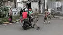 Petugas Satpol PP memberhentikan pengendara sepeda motor saat melakukan razia masker di kawasan Kota Tua, Jakarta, Kamis (24/2/2022). Perpanjangan PPKM level 3 untuk Jabodetabek berlaku selama sepekan, yakni sejak 22-28 Februari 2022 mendatang. (Liputan6.com/Faizal Fanani)