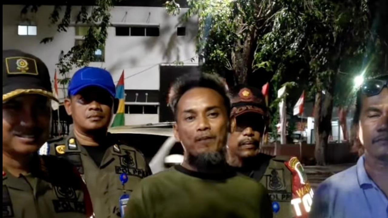 Heboh Video Pria Colek Perempuan di Angkot Ternyata Istrinya Sendiri Lagi Ngambek, Satpol PP Sampai Tahan Tawa