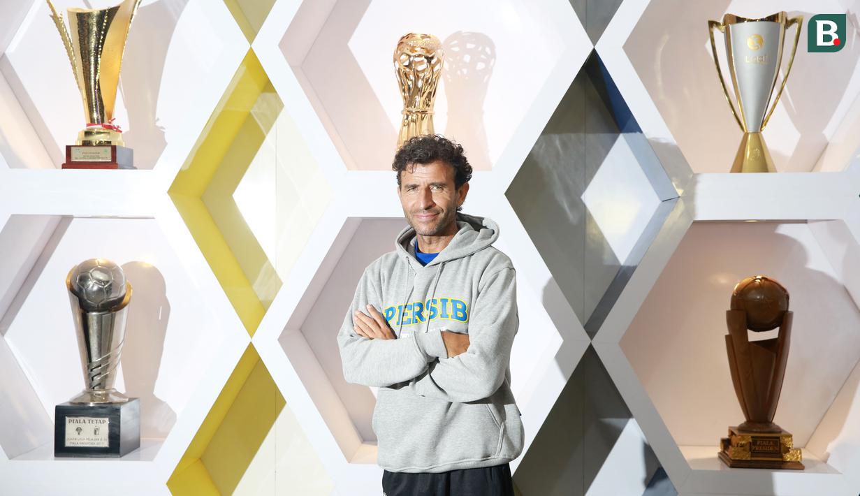 Pada Agustus 2022, keputusan Persib Bandung menunjuk Luis Milla pun mendapatkan respons yang tergolong besar khusunya bagi para bobotoh. (Bola.com/M Iqbal Ichsan)