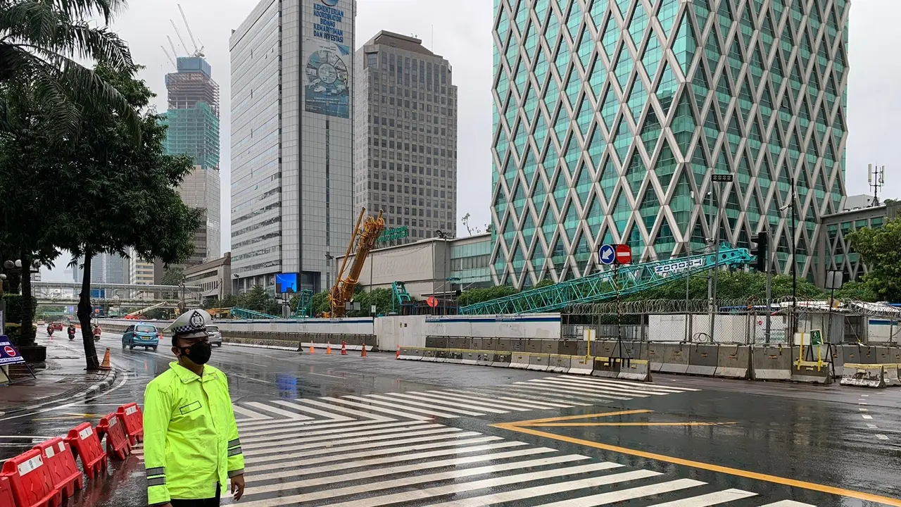 Suasana arus lalu lintas di Jalan MH Thamrin Simpang Kebon Sirih, Jakarta Pusat pada 1 Januari 2023 terpantau lengang dan diguyur hujan gerimis. (Foto: Twitter @TMCPoldaMetro)