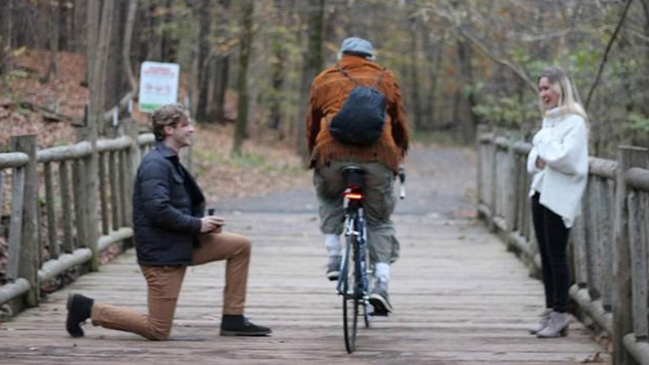 Proses Lamaran Indah Ini Dirusak Pesepeda yang Melintas