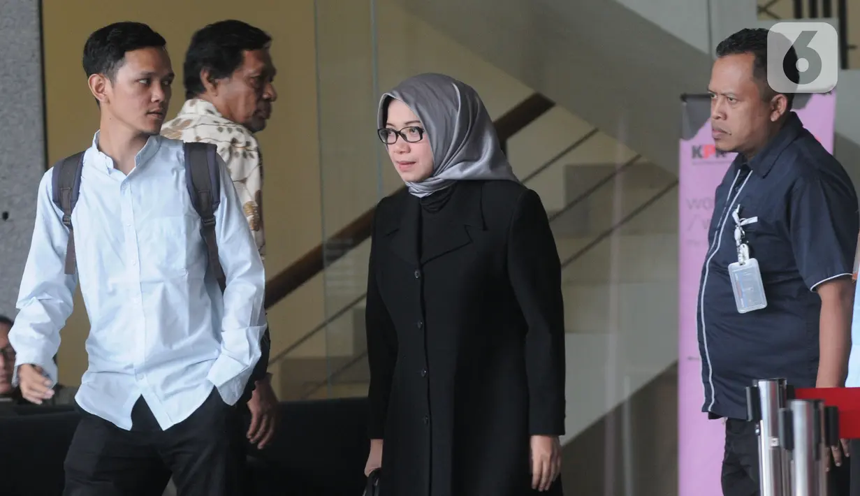 Mantan Wakil Ketua Komisi VII DPR RI Eni Maulani Saragih (tengah) usai menjalani pemeriksaan di Gedung KPK, Jakarta, Kamis (10/10/2019). Eni diperiksa sebagai saksi untuk tersangka Samin Tan terkait kasus dugaan suap terminasi kontrak PKP2B di Kementerian ESDM. (merdeka.com/Dwi Narwoko)