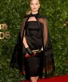 Margot Robbie mengenakan Prada khusus yang merujuk pada barbie ilmu hitam tahun 1964 di Penghargaan Gotham Tahunan ke-33. [@lislopees]