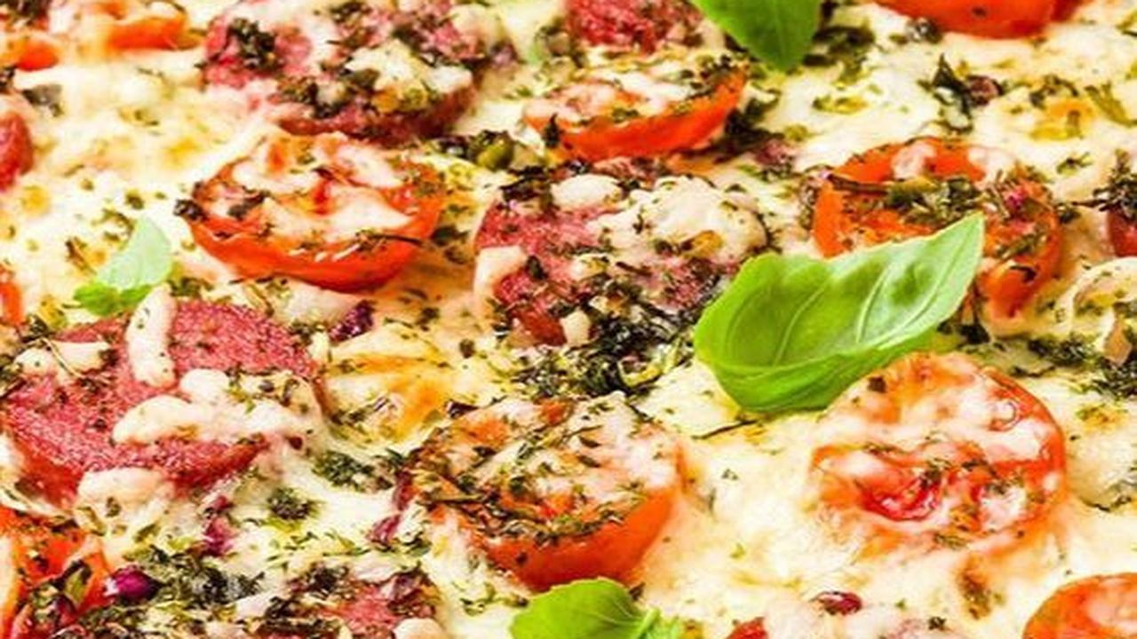 Itulah lima resep pizza sederhana yang bisa kalian recook di rumah. Tak hanya cocok untuk makan di rumah, pizza ini juga bisa dijadikan bekal untuk ke kantor ataupun ke sekolah. Selamat berkreasi.