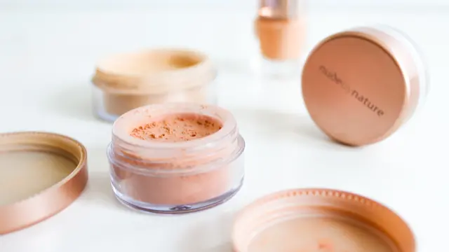 [Fimela] ilustrasi bedak tabur