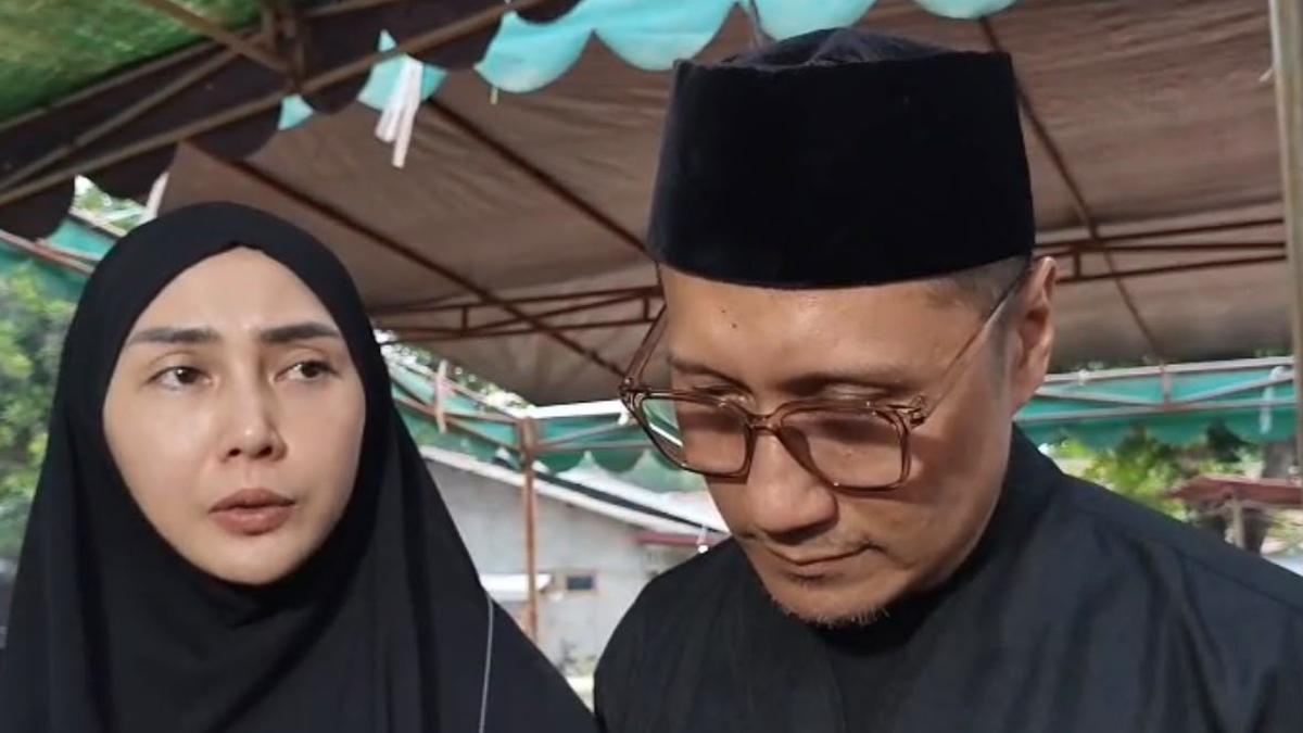 Arie Untung Kumandangkan Azan untuk Sang Ayah, Suara Bergetar Iringi Perpisahan Terakhir