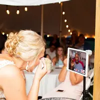 Dalam foto terlihat si pengantin perempuan tengah menghapus air matanya sambil berbincang dengan seseorang lewat video call. (Foto: Caters News Agency)