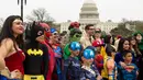 Ratusan warga berkumpul di Washington DC, Jumat (18/4/2014) saat mencoba untuk memecahkan rekor dunia (AFP Photo/Paul J. Ricards).