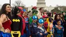Ratusan warga berkumpul di Washington DC, Jumat (18/4/2014) saat mencoba untuk memecahkan rekor dunia (AFP Photo/Paul J. Ricards).