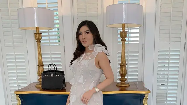 7 Potret Shandy Purnamasari yang Viral Gantungkan Kerupuk di Mobil Ferrari