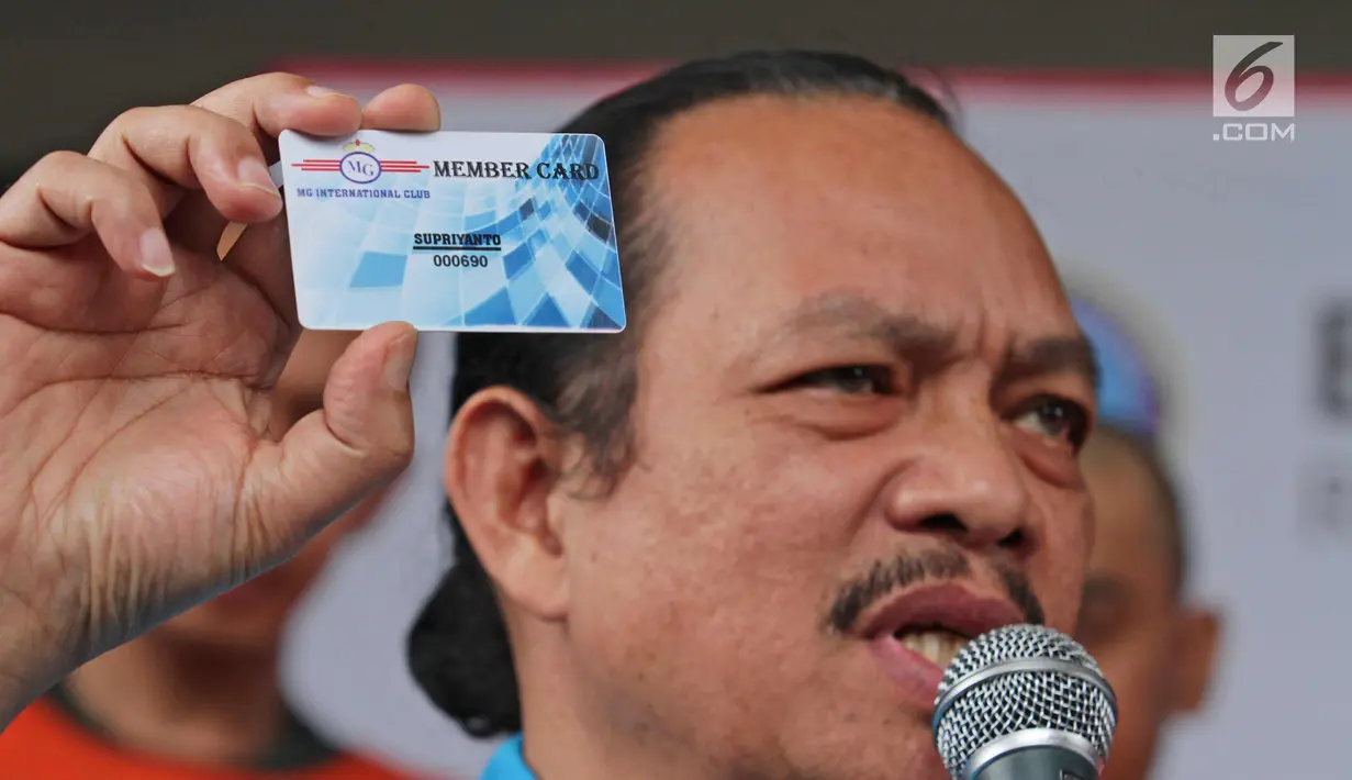Deputi Pemberantasan BNN, Irjen Pol. Arman Depari menunjukkan kartu member diskotek MG International Club saat rilis di Jakarta, Kamis (21/12). BNN masih memburu 1 orang yang diduga pemilik Diskotek.  (Liputan6.com/Herman Zakharia)