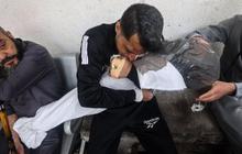 FOTO: Kisah Pilu Ayah Palestina Menangis Histeris Peluk Dua Putrinya yang Tewas Akibat Serangan Israel