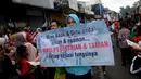 eserta pawai melakukan kampanye keselamatan saat ikut dalam arak-arakan Pesta Rakyat dan perayaan Cap Go Meh di Bogor, Jawa Barat, Kamis (5/3/2015). Perayaan Cap Go Meh di Kota Bogor berlangsung meriah. (Liputan6.com/Helmi Fithriansyah)