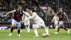 Pemain Manchester United, Rasmus Hojlund, melepaskan tendangan saat melawan Burnley pada laga Liga Inggris di Stadion Turf Moor, Minggu (24/9/2023). MU menang dengan skor tipis 1-0. (Ian Hodgson/PA via AP)