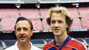 Johan Cruyff (kiri) berpose dengan putranya, Jordi Cruyff, yang bermain di Barcelona, 3 Juni 1995. (AFP/ANP)