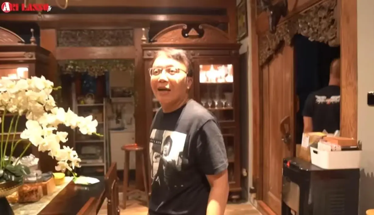 Saking uniknya kamar Ahmad Dhani, Ari Lasso meneyebutnya seperti kamar hotel tipe suite. Ari Lasso juga mengau takut masuk kamar Ahmad Dhani karena banyak barang antik (YouTube/Ari Lasso TV)