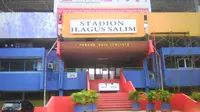 Perbaikan di Stadion H. Agus Salim jelang semifinal Piala Jenderal Sudirman dilakukan Semen Padang dengan biaya sendiri. (Bola.com/Arya Sikumbang)