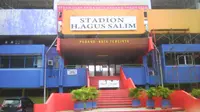 Perbaikan di Stadion H. Agus Salim jelang semifinal Piala Jenderal Sudirman dilakukan Semen Padang dengan biaya sendiri. (Bola.com/Arya Sikumbang)