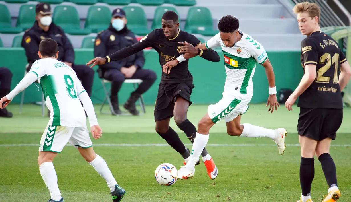 Pemain depan Barcelona Ousmane Dembele (kiri) bersaing dengan bek Elche, Johan Mojica pada lanjutan Liga Spanyol di Stadion Martinez Valero, Elx, Spanyol, Minggu malam WIB (24/1/2021). Barcelona menang 2-0 atas Elche lewat gol yang dicetak Frenkie de Jong dan Riqui Puig. (JOSE JORDAN/AFP)