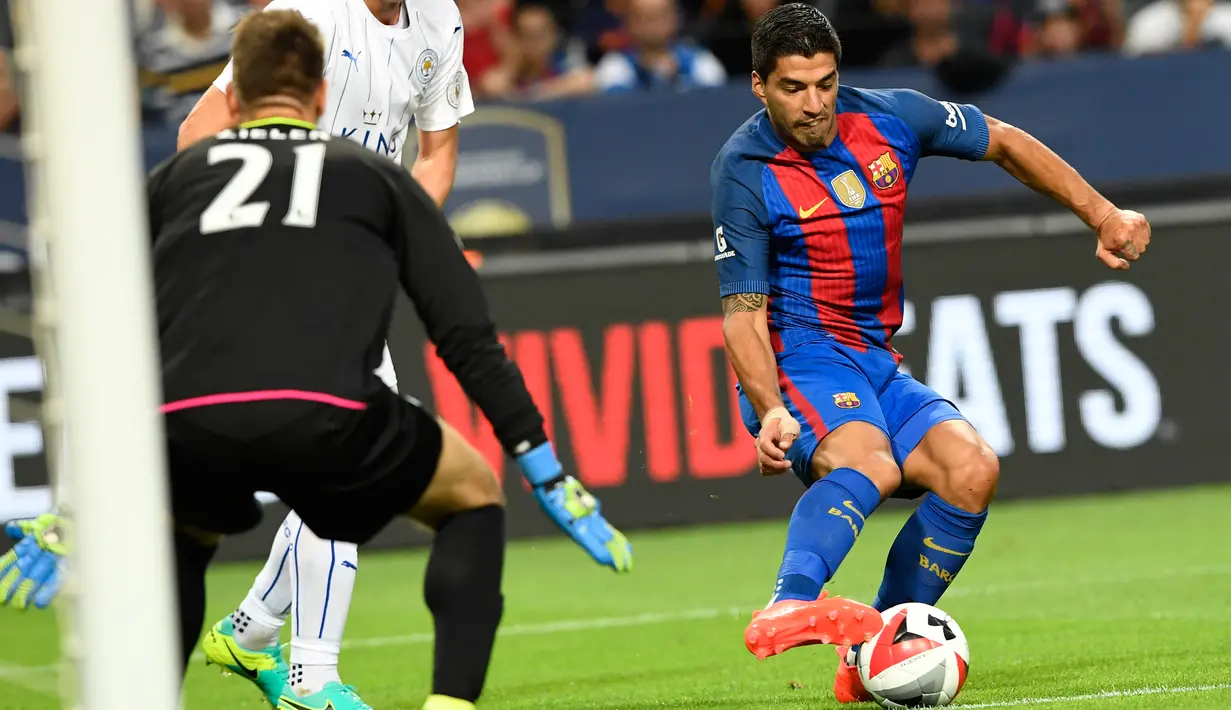 Luis Suarez mengontrol bola dari  kawalan kiper Leicester City, Ron-Robert Zieler di International Champions Cup di Friends Arena, Stockholm, Swedia, (4/8). Barcelona menang atas Leicester dengan skor 4-2. (AFP PHOTO/Jonathan Nackstrand)