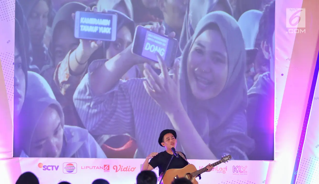 Penampilan Budi Doremi saat menghibur peserta dalam acara Emtek Goes To Campus (EGTC) 2018 Di Dome Universitas Muhammadyah Malang, Kamis (27/9). Budi membawakan 4 lagu menutup rangkaian acara Emtek Goes To campus di kampus UMM. (Liputan6.com/Johan Tallo)