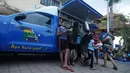 Sejumlah anak membaca buku di mobil Perpustakaan Keliling di Klungkung, Bali, Sabtu (30/09). Mobil Perpustakaan Keliling ini mulai buka pada pukul 16.00 hingga 21.00 dan menyediakan ratusan buku bacaan. (Liputan6.com/Gempur M Surya)