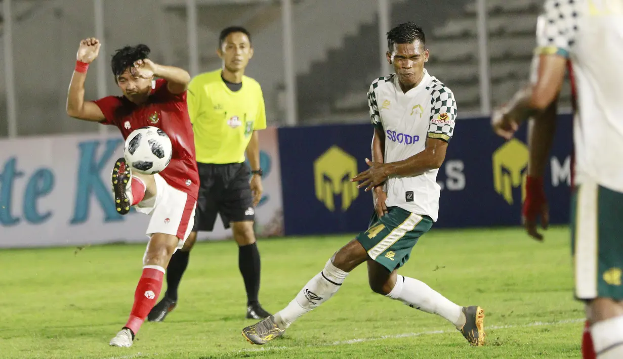 Tendangan keras gelandang Timnas Indonesia  U-23, Kadek Agung berhasil menjebol gawang Tira Persikabo. (Foto: Bola.com/M. Iqbal Ichsan)