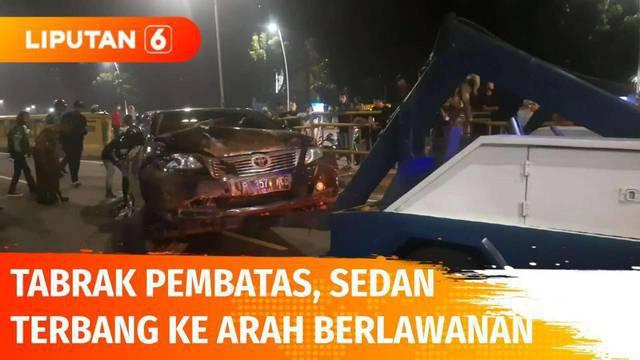 Diduga mengemudi secara ugal-ugalan, sebuah mobil sedan mewah berwarna hitam ini menabrak pagar pembatas underpass di kawasan Tanah Abang, Jakarta Pusat. Sedan mewah tersebut bahkan terbang ke arah berlawanan.