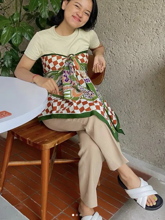 Paduan batik yang menjadi penyempurna gaya minimalisnya sukses ciptakan kesan unik dan kreatif yang menjanjikan. [Foto: Instagram/ Jianayune]