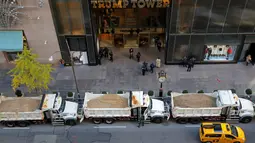 Sejumlah truk pasir terparkir di depan Trump Tower, New York, tepat di hari pemungutan suara Pilpes AS, Selasa (8/11). Menurut sumber, truk-truk pasir itu berguna melindungi bangunan tersebut dari penyerangan mendadak. (REUTERS/Andrew Kelly)