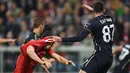 Baju dari striker Bayern Munchen, Robert Lewandowski ditarik pemain Dinamo Zagreb, Jeremy Taravel pada laga Liga Champions di Stadion Allianz Arena, Jerman, Rabu (30/9/2015). (EPA/Andreas Gebert)