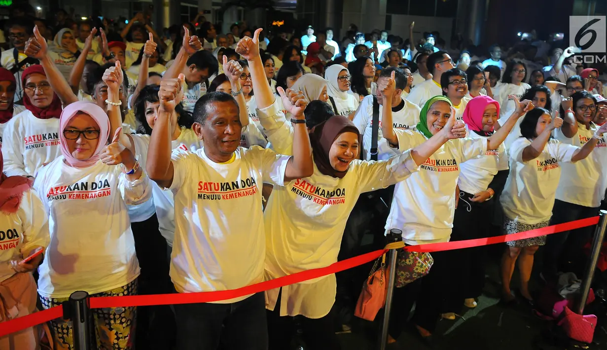Pendukung Jokowi-Ma'ruf Amin yang tergabung Gerakan Alumni UI dan IKJ menghadiri Doa Bersama Lintas Agama dan Festival Seni Budaya di Jakarta, Jumat (12/4). Acara bertajuk "SATUkan Doa menuju Kemenangan" untuk mendoakan kemenangan Jokowi-Ma'ruf Amin pada Pilpres 2019. (Liputan6.com/Angga Yuniar)