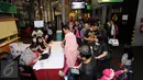 Suasana antrian calon penonton yang akan menyaksikan film Minions di Bekasi Cyber Park, Minggu (28/6/2015). Film ini bergenre animasi yang dirilis Illumination Entertaiment. (Liputan6.com/Helmi Fithriansyah)