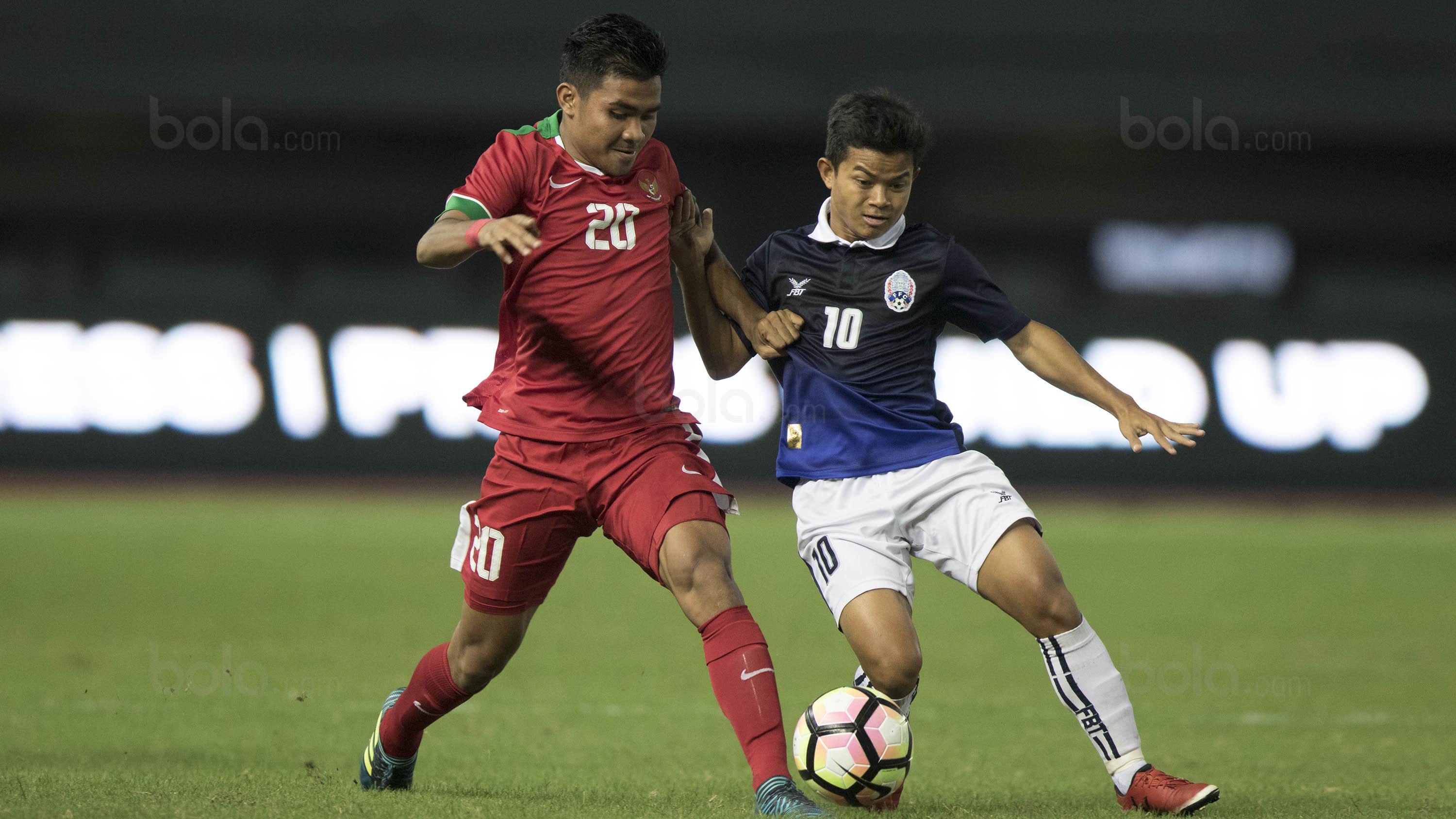 Gelandang Timnas Indonesia U-19 Asnawi Mangkualam beraksi saat Indonesia U-19 menjamu Kamboja U-19 di Stadion Patriot, Bekasi, (4/10/2017)
