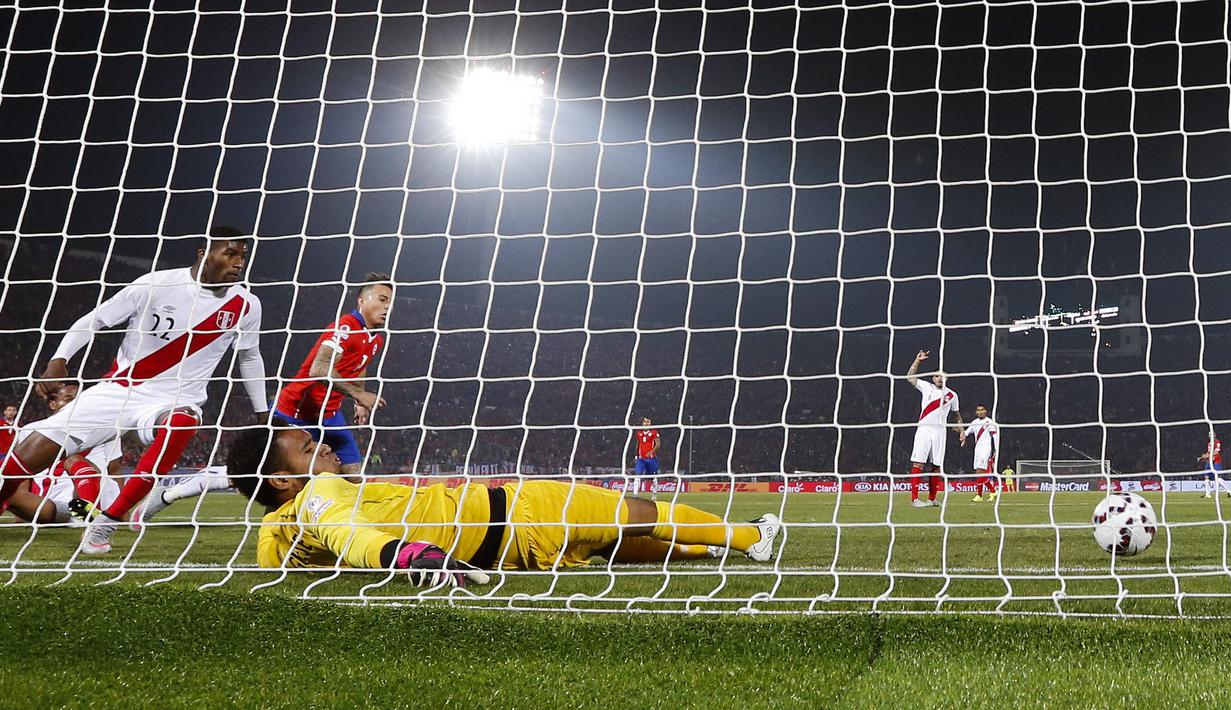 Gol pertama Cile yang di cetak Eduardo Vargas. (AP Photo/Andre Penner)