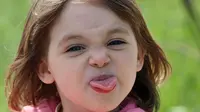 Kebiasaan buruk menjulurkan lidah memengaruhi posisi gigi anak. (Foto: askideas.com)
