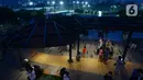 Pengunjung menikmati suasana di Skywalk Senayan Park, Jakarta, Rabu (29/12/2021). Tempat yang dulu dikenal dengan nama Taman Ria Senayan di era 70-80 an kini berganti konsep menjadi Senayan Park (SPARK). (merdeka.com/Imam Buhori)