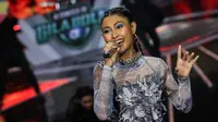 Penampilan Novia Bachmid saat Konser Gila Bola 2022 di Studio 5 Indosiar, Daan Mogot, Jakarta, Kamis (17/11/2022). (Bola.com/Bagaskara Lazuardi)