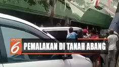 Dengan modus mengatur lalu lintas, sejumlah preman ini bahkan tak segan menghentikan mobil pedagang sebelum memberikan sejumlah uang yang diminta.