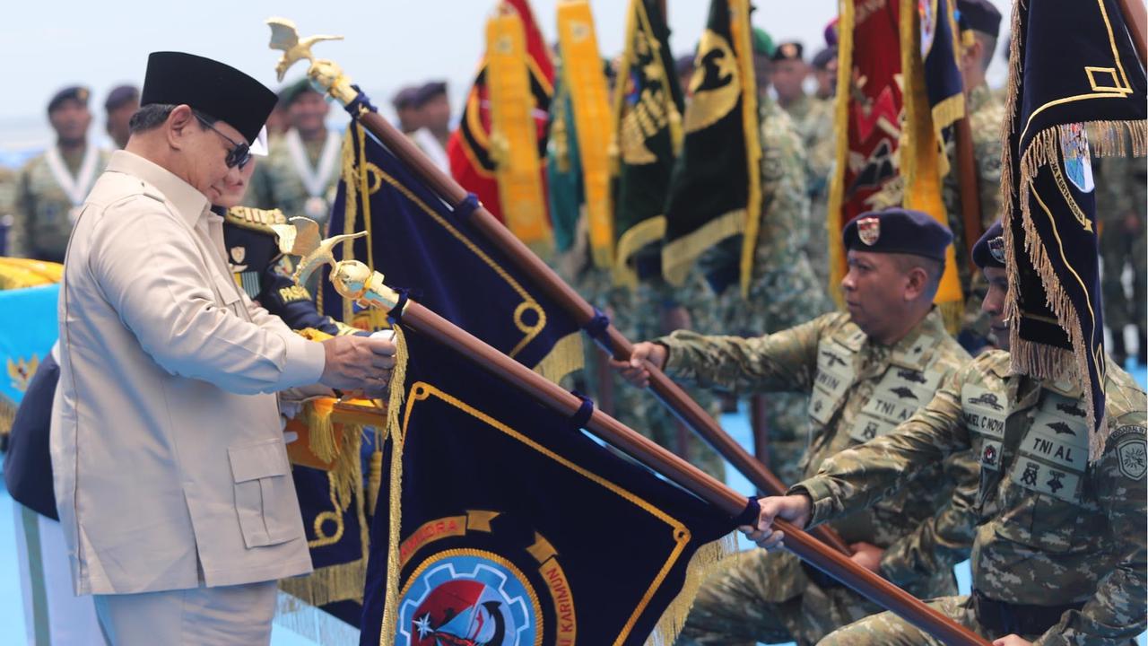 FOTO: Di Atas Kapal Perang, Presiden Prabowo Beri Penghargaan Tertinggi kepada Prajurit TNI