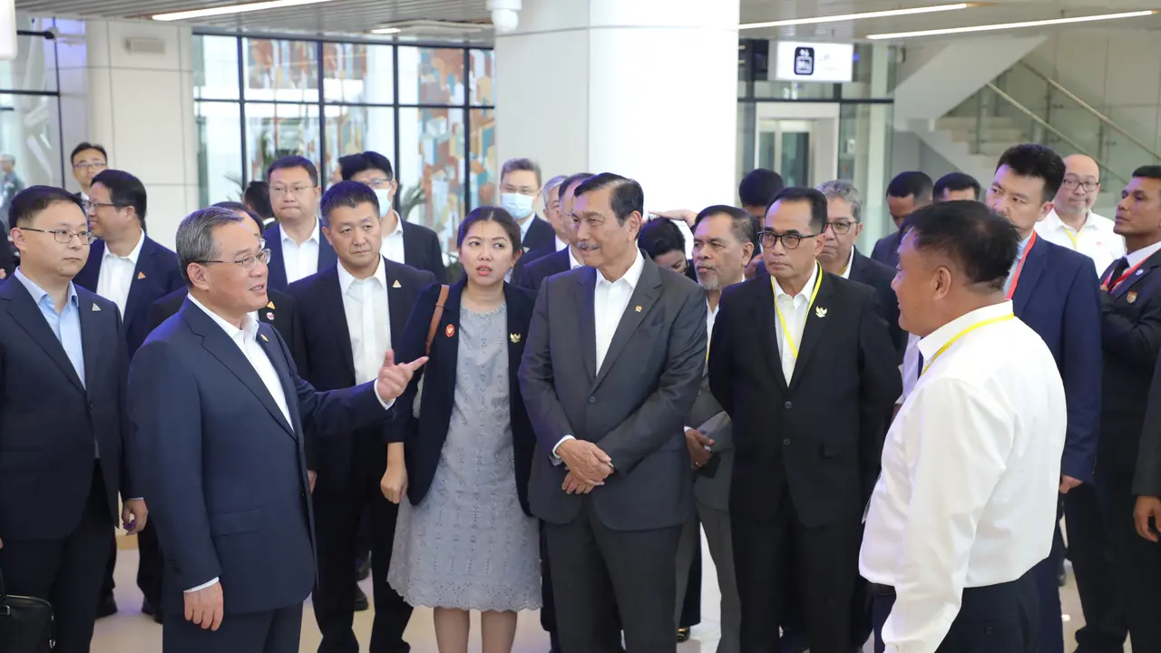 Menteri Kordinator Bidang Maritim dan Investasi Luhut Binsar Pandjaitan dan Menteri Perhubungan Budi Karya Sumadi mendampingi Perdana Menteri China Li Qiang guna meninjau kesiapan operasional Kereta Cepat Jakarta Bandung. (Dok KCIC)