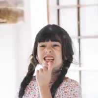 Kenali beberapa kebiasaan yang membuat gigi anak tumbuh tidak teratur. (foto: jcomp/freepik)