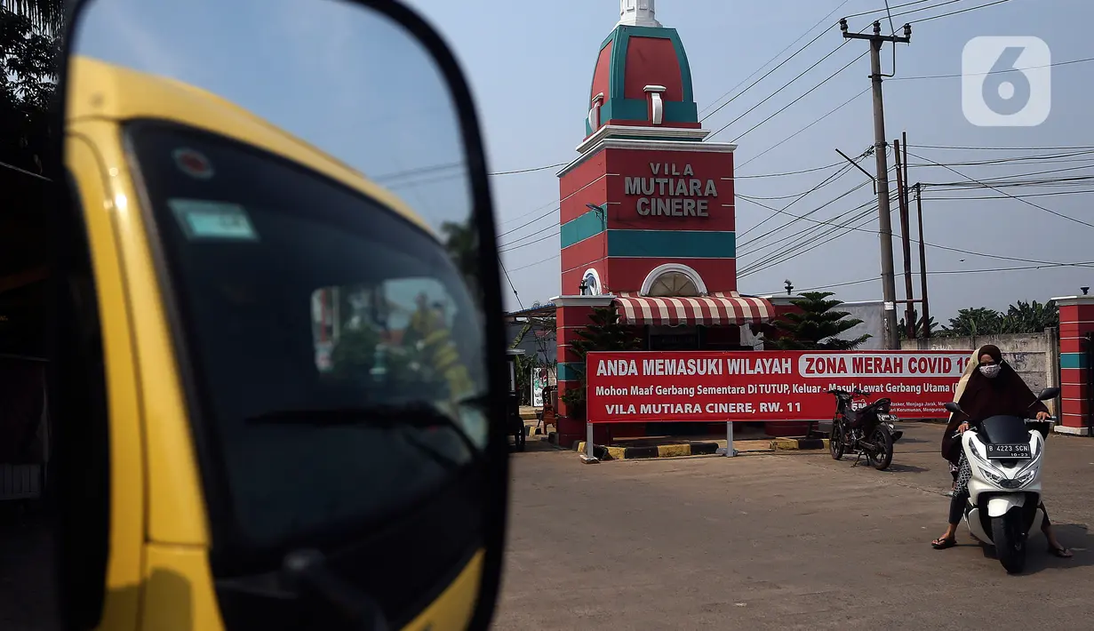 Spanduk zona merah terpasang di depan gerbang utama perumahan Villa Mutiara Cinere, Depok, Jawa Barat, Jumat (16/7/21). Sebanyak 100 orang warga di perumahan Villa Mutiara Cinere terkonfirmasi positif Covid-19. (Liputan6.com/Johan Tallo)