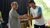 Dr. Drs Agus Sudibyo, Wakil Rektor Bidang Kegiatan Kemahasiswaan UKM UI di dampingi Ketua Mapala UI 2023-2024,  Fikra Al Fath membuka rangkaian HUT 60 Tahun Mapala UI. Foto: Dok. Mapala UI