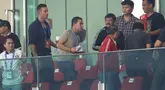 Pelatih Timnas Indonesia U-23, Gerald Vanenburg (tengah) tampak hadir bersama mantan pelatih Timnas Indonesia U-23, Indra Sjafri (kanan) dan pelatih kiper Timnas Indonesia, Sjoerd Woudenberg dalam laga lanjutan BRI Liga 1 2024/2025 antara Persija Jakarta melawan Persebaya Surabaya di Stadion Utama Gelora Bung Karno (SUGBK), Senayan, Jakarta, Sabtu (12/04/2025). (Bola.com/M Iqbal Ichsan)