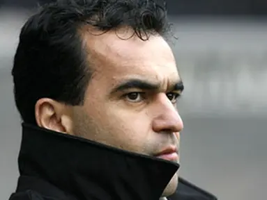 Swansea City's Manager Roberto Martinez looks on from the sidelines against Fulham during the F.A Cup fifth round match at The Liberty Stadium in Swansea on February 14, 2009. AFP PHOTO / Glyn Kirk
