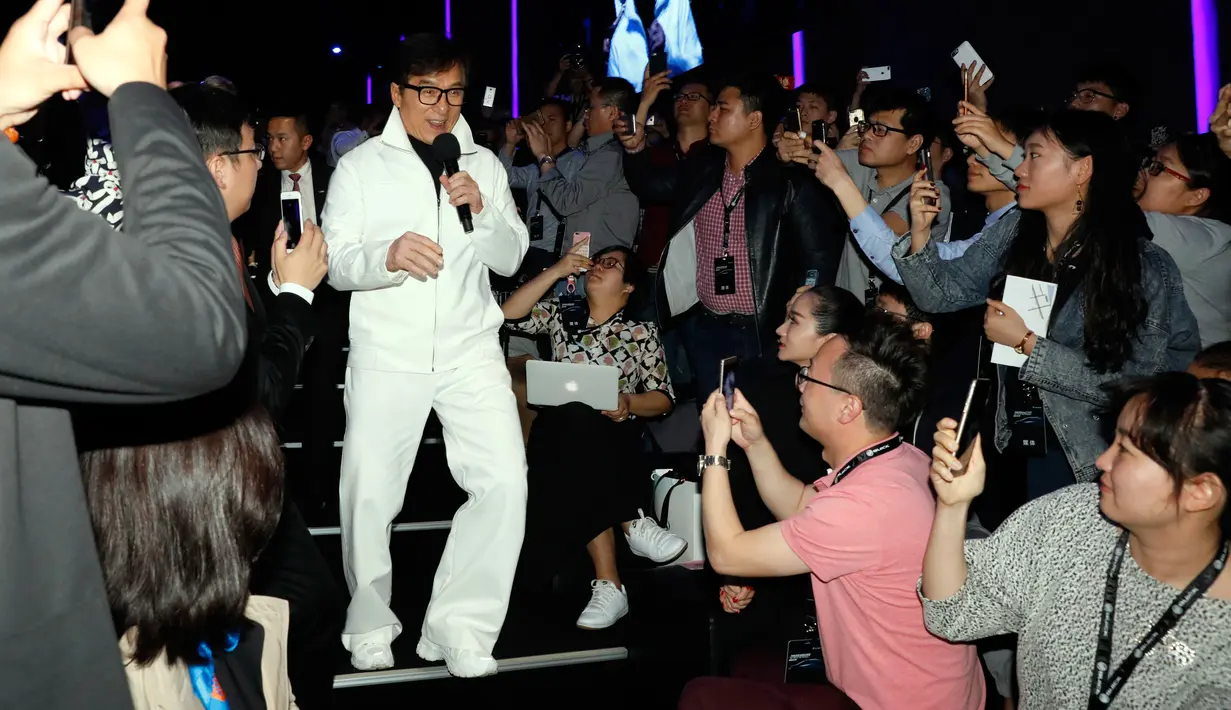 Jackie Chan saat menghadiri peluncuran mobil Buick Velite 5 Hybrid di pameran Shanghai Auto Show 2017 di Shanghai, China, (18/4). Di pameran ini sejumlah merek mobil global dan China menunjukkan satu konsep kendaraan listrik. (AP Photo / Ng Han Guan)