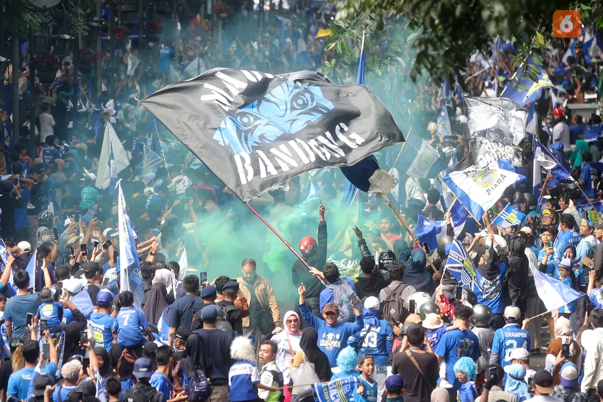 Foto: Euforia Bobotoh dan Pemain Persib Bandung Saat Pawai Juara BRI Liga 1