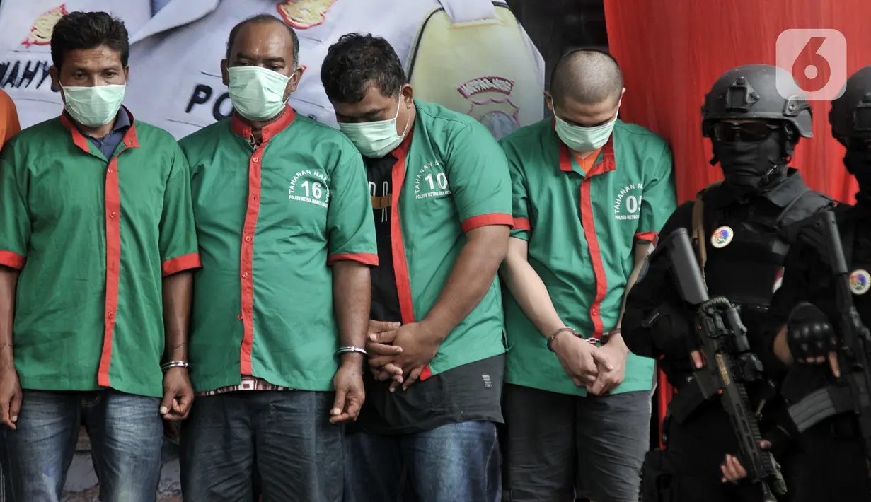 Tersangka dihadirkan dalam rilis pengungkapan narkoba  jenis ganja di Mapolda Metro Jaya, Jakarta, Rabu (22/1/2020). Ditresnarkoba Polda Metro Jaya beserta Polres jajaran kembali mengungkap kasus penyalagunaan narkoba jenis ganja dengan total 1,343 ton. (merdeka.com/Iqbal Nugroho)